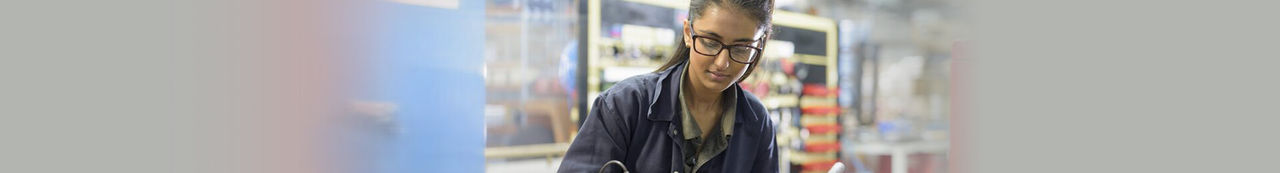 Estudiante en taller utilizando habilidades técnicas