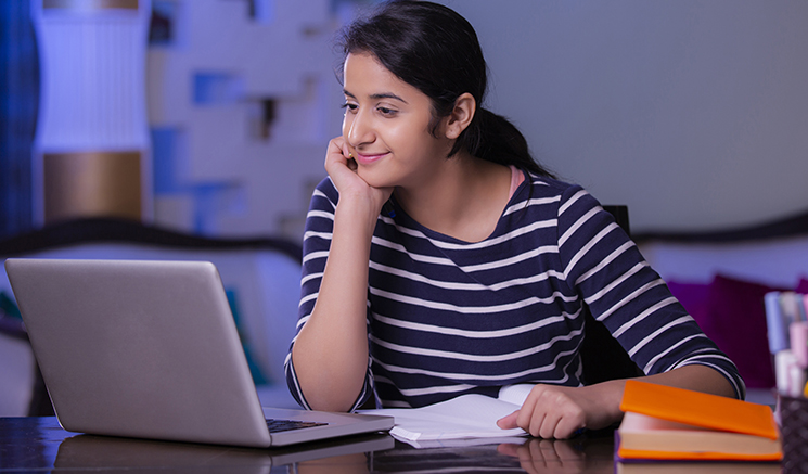 Adolescente olhando para o laptop