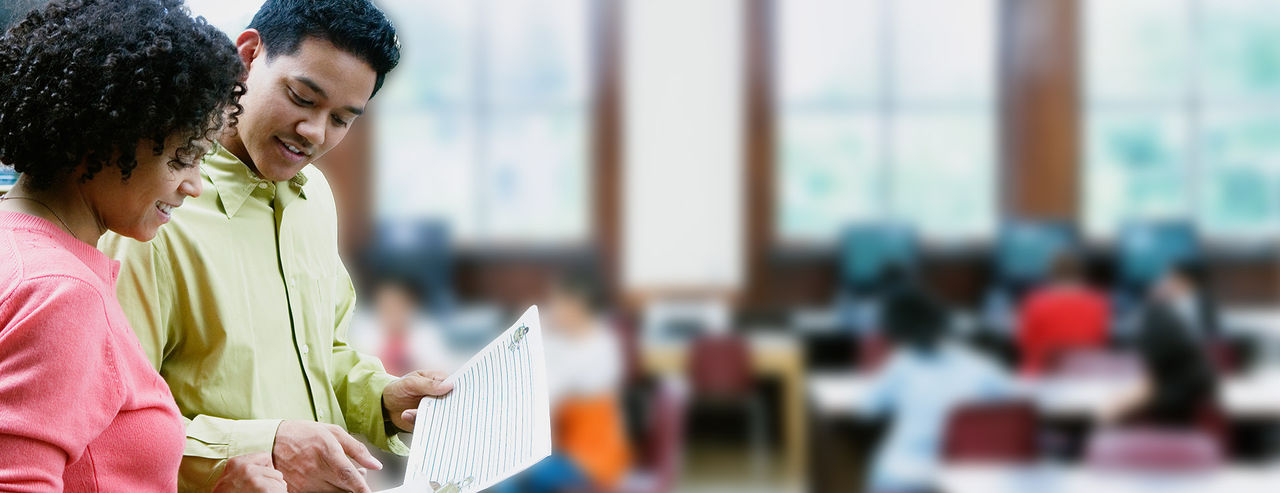homem e mulher a olhar para um papel